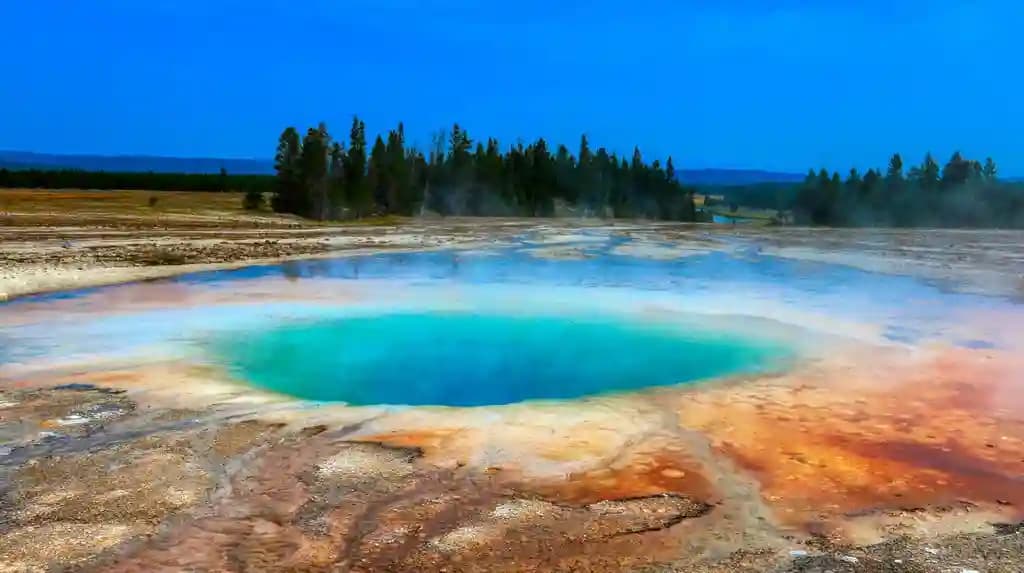 Citra thermal menampilkan bercak panas terang di permukaan lahan gambut yang berasap