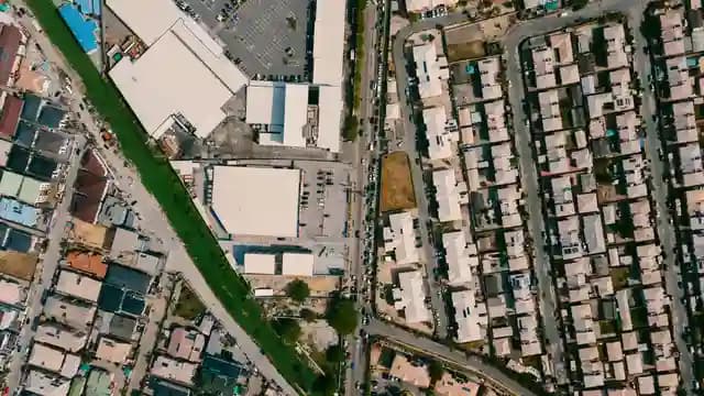 Drone terbang di atas lanskap perkotaan untuk survei topografi
