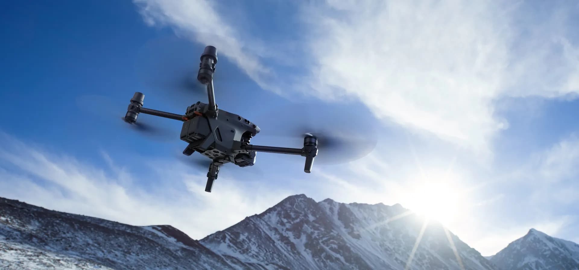 DJI Matrice 30T terbang tinggi di atas pegunungan bersalju