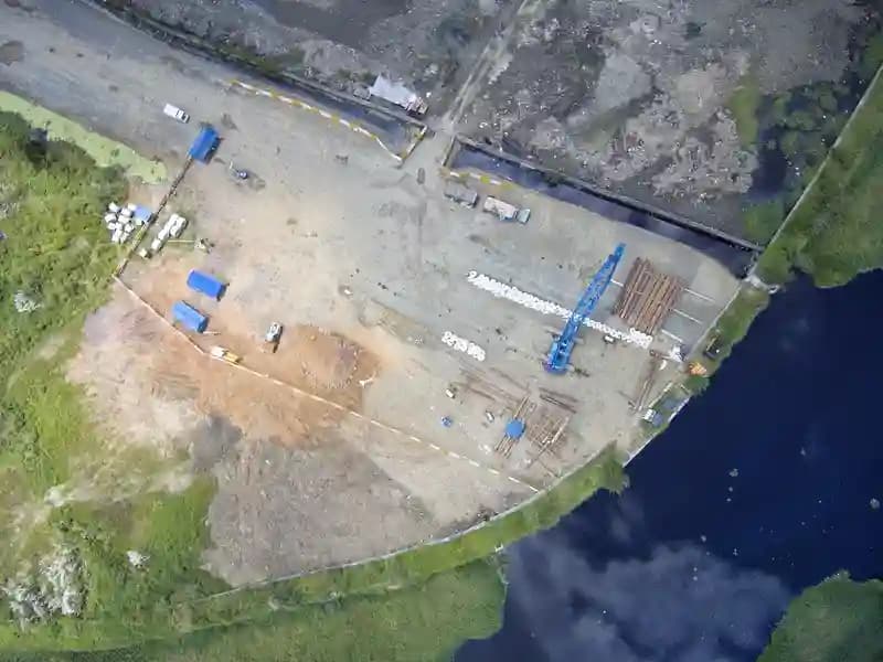 Drone multirotor terbang di atas lahan pertanian untuk pemetaan udara