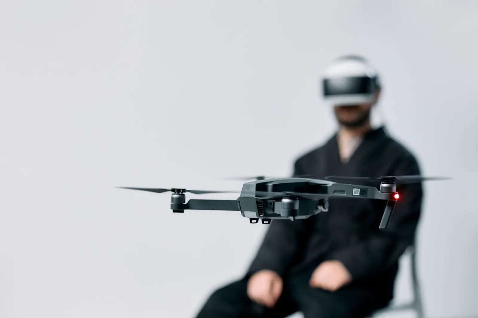 Pilot drone berlatih di simulator penerbangan drone profesional