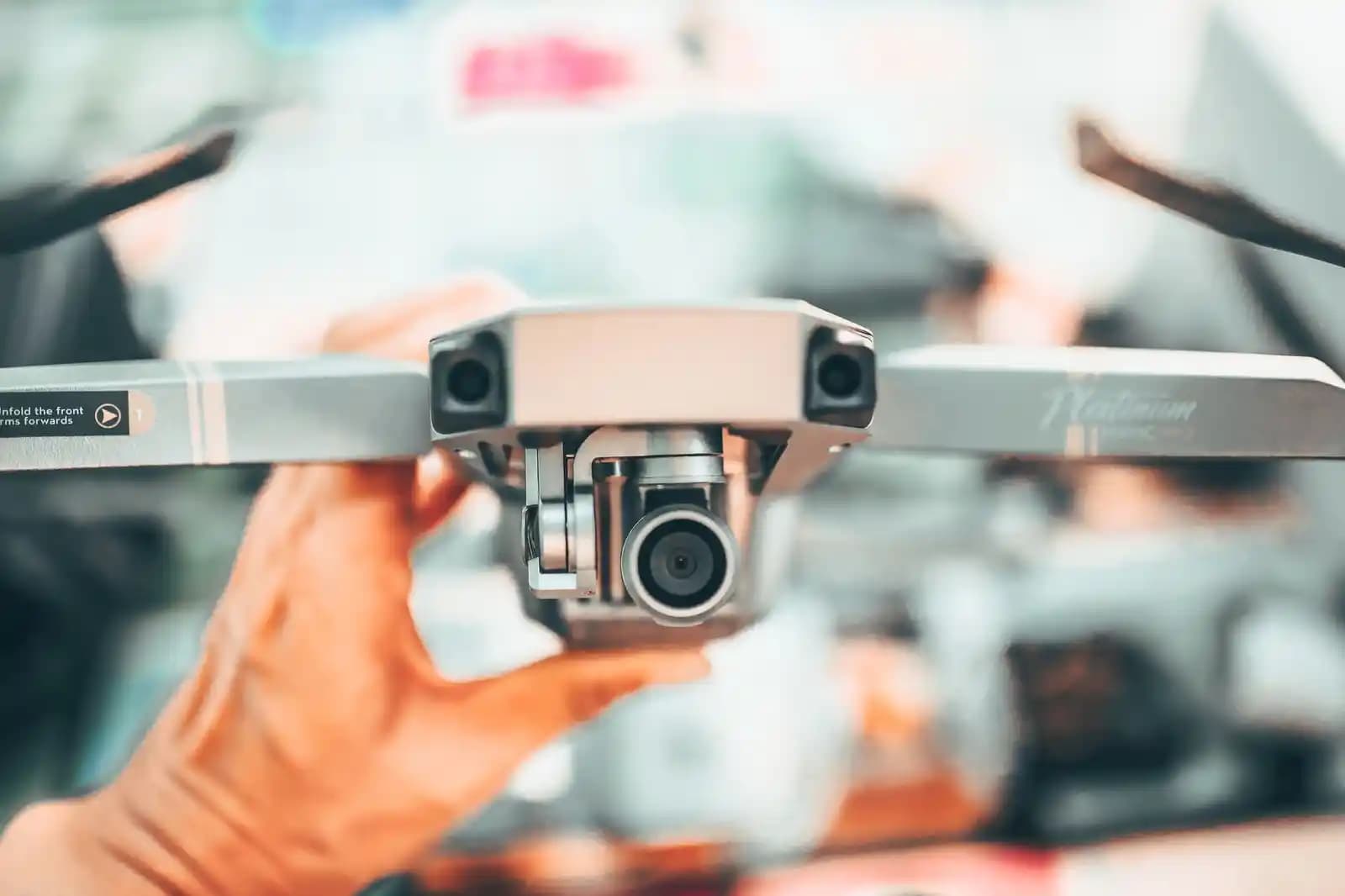Seorang pilot drone mengoperasikan drone untuk fotografi udara di lanskap pegunungan.
