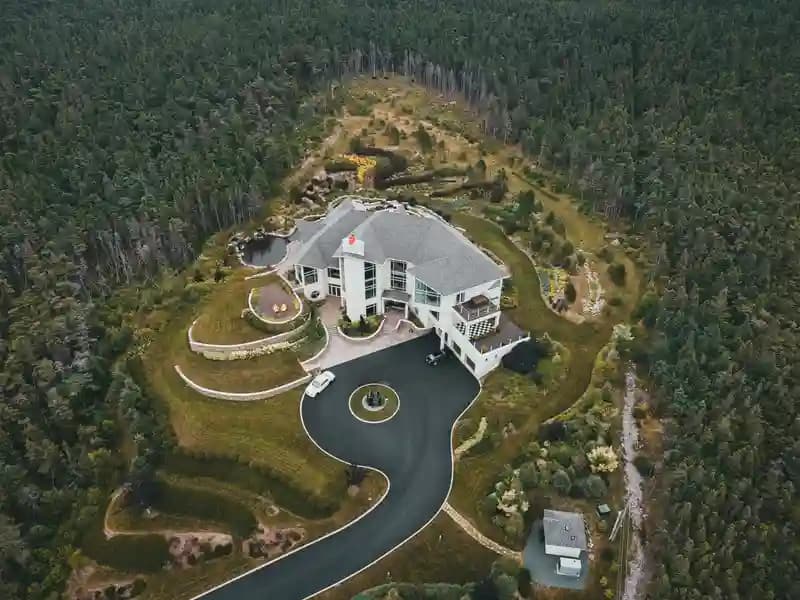 Drone terbang di atas perumahan mewah modern dengan kolam renang