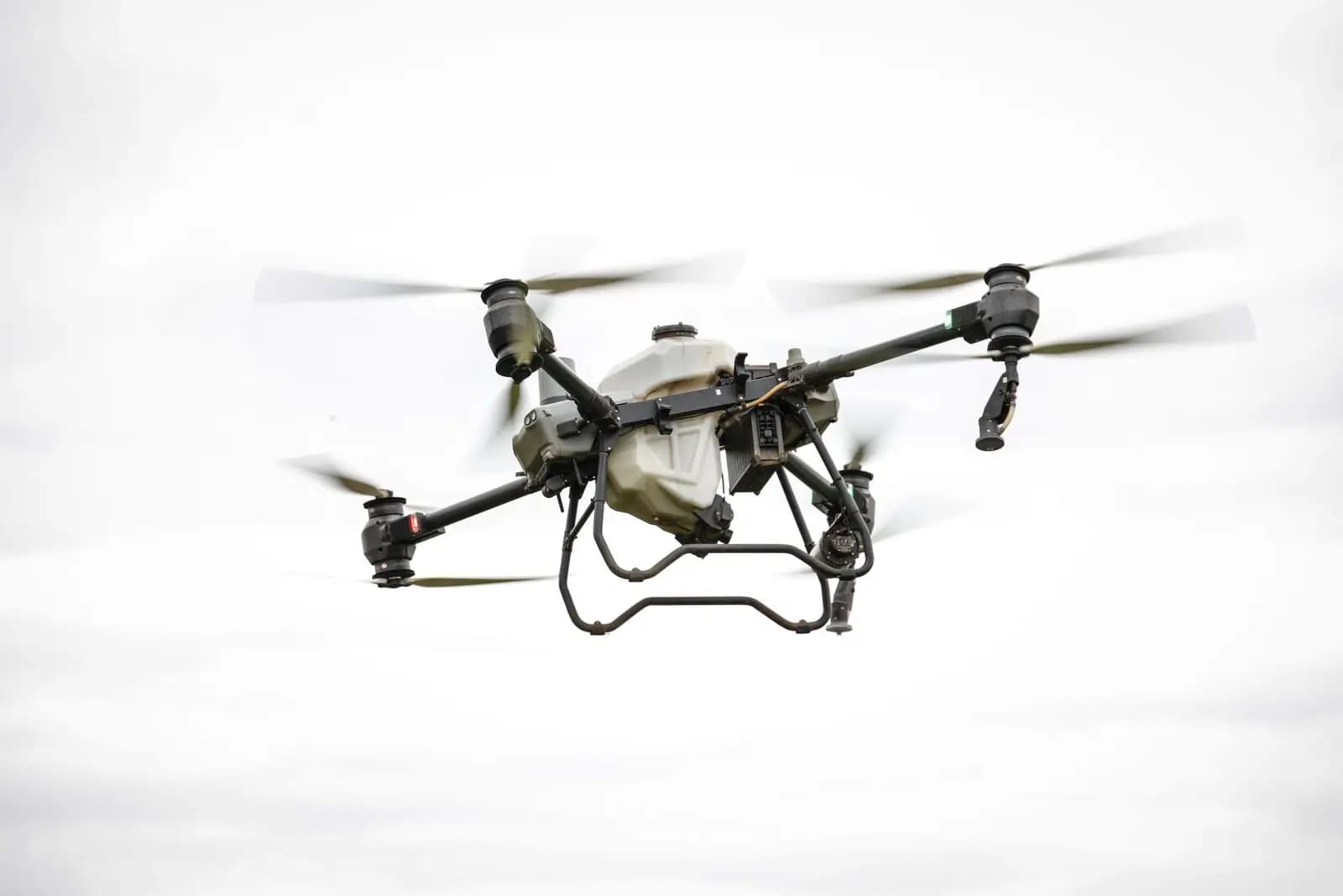 Drone pemetaan terbang di atas lahan, membandingkan dengan surveyor tradisional