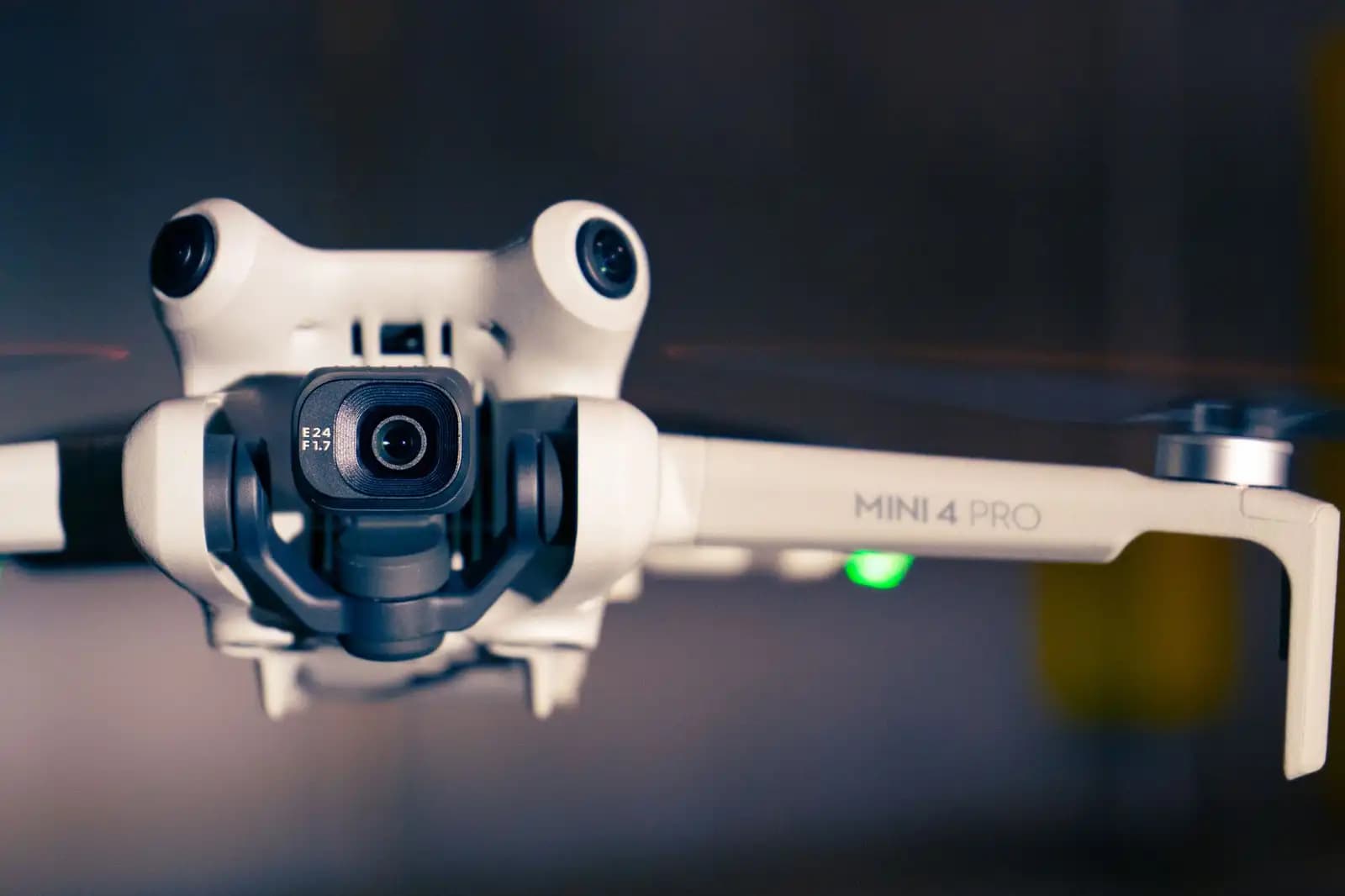 Drone inspeksi dengan dua jenis kamera, wide-angle dan zoom, di latar belakang industri.
