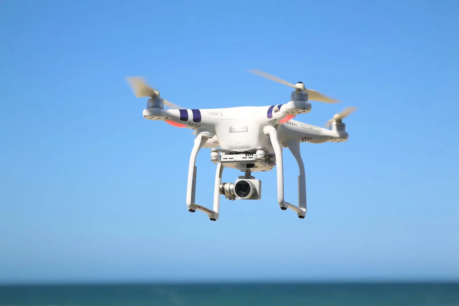 Drone fixed wing dan multirotor berdampingan di area terbuka untuk pemetaan