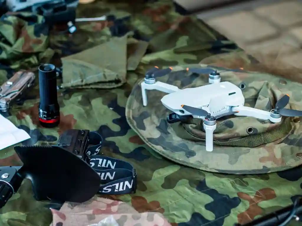 Drone militer jenis MALE dengan cantelan senjata di bawah sayap