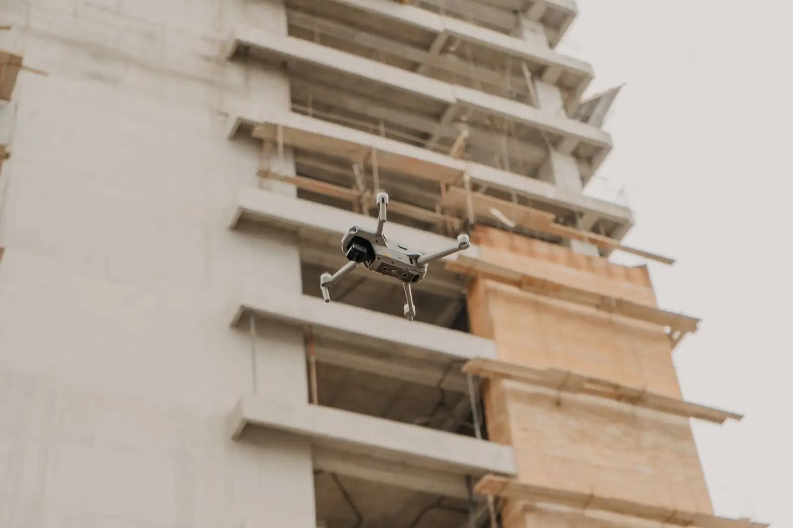 Drone DJI Matrice 300 RTK terbang di lokasi konstruksi