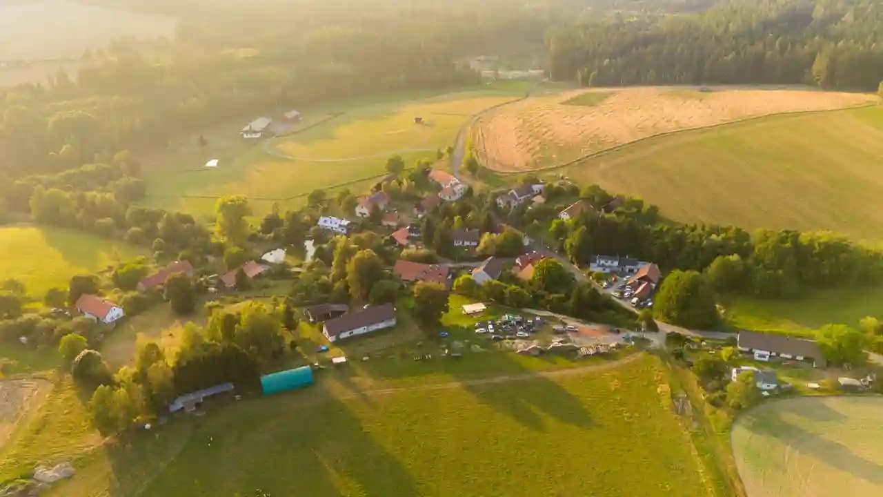 Drone WingtraOne Gen II lepas landas vertikal di area proyek konstruksi