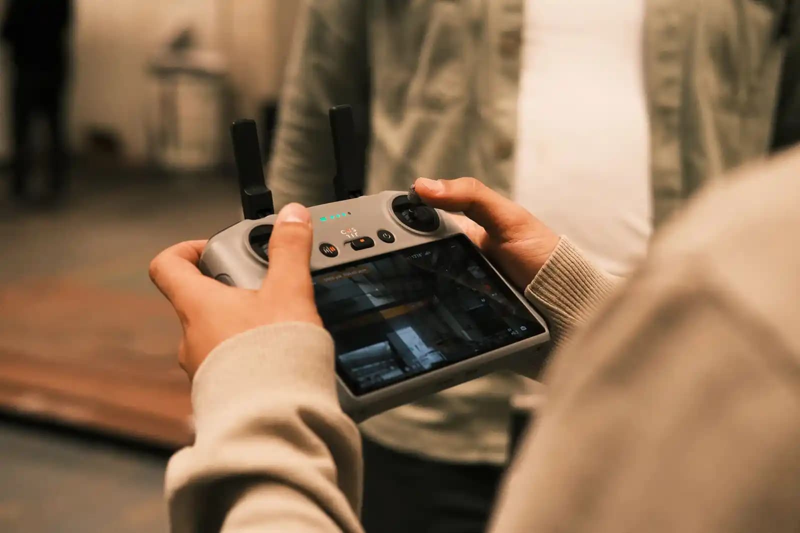 Pilot drone profesional mengendalikan drone enterprise dengan DJI RC Plus