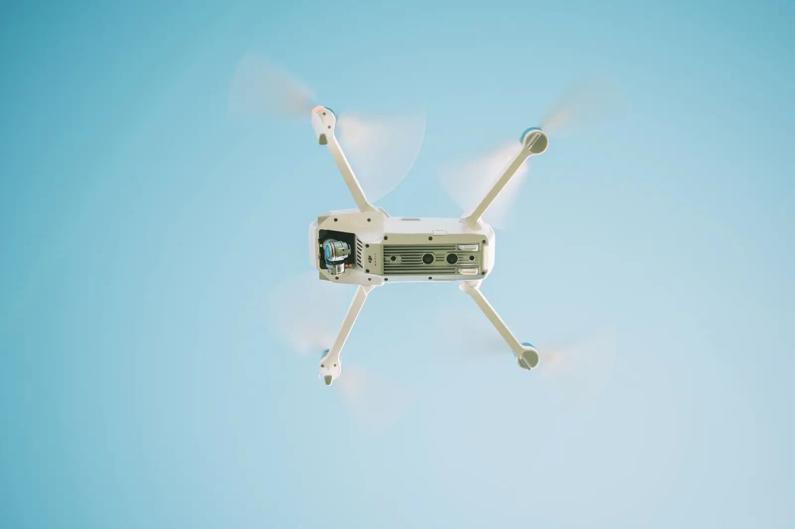 Ilustrasi komparasi drone militer awal dan drone quadcopter modern