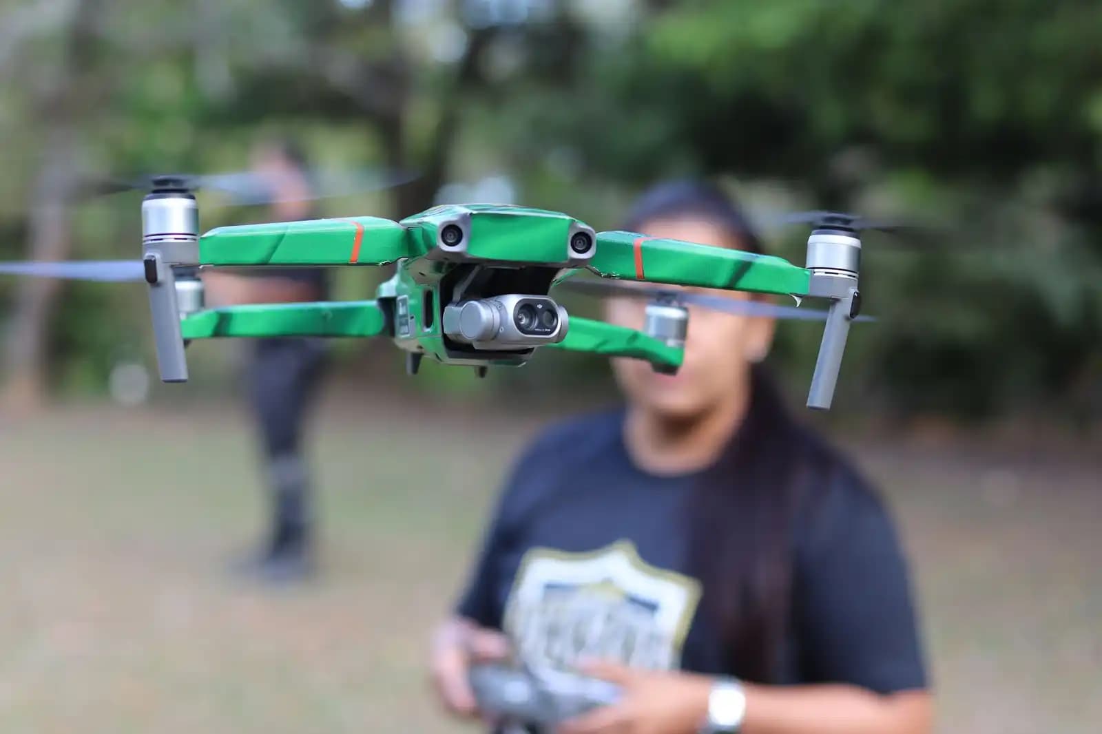 Seorang instruktur drone sedang menjelaskan kepada siswa di kelas teori.