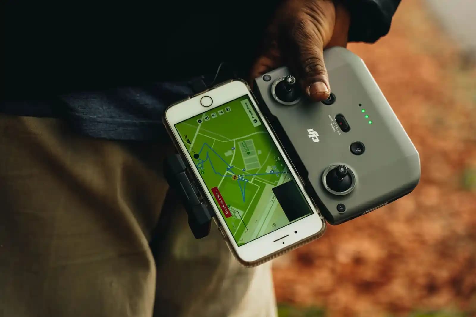 Seorang pilot drone mengisi formulir aplikasi sertifikasi di laptop