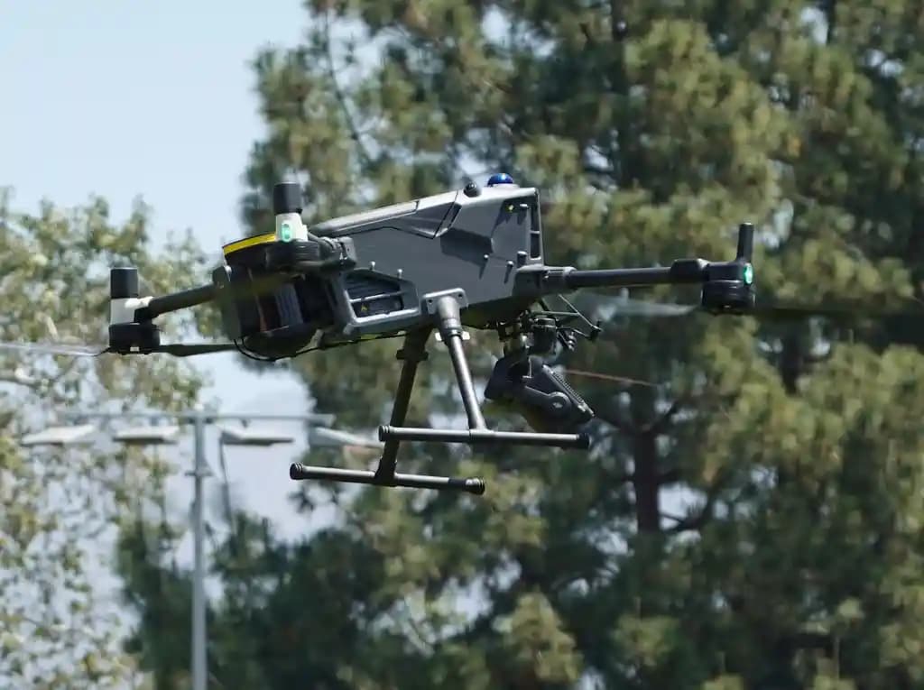 Pilot drone profesional meninjau rencana penerbangan di dekat petugas ATC.