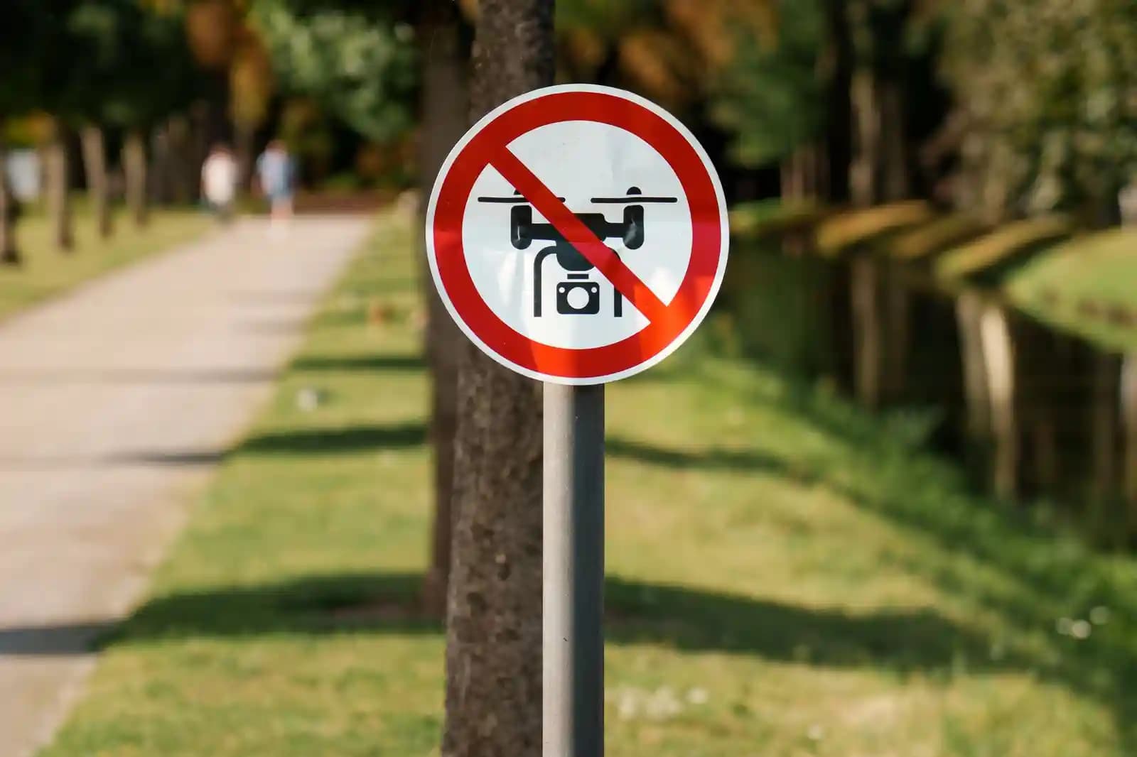 Seorang pilot drone mengoperasikan drone di depan gedung pencakar langit modern, menunjukkan perkembangan regulasi.