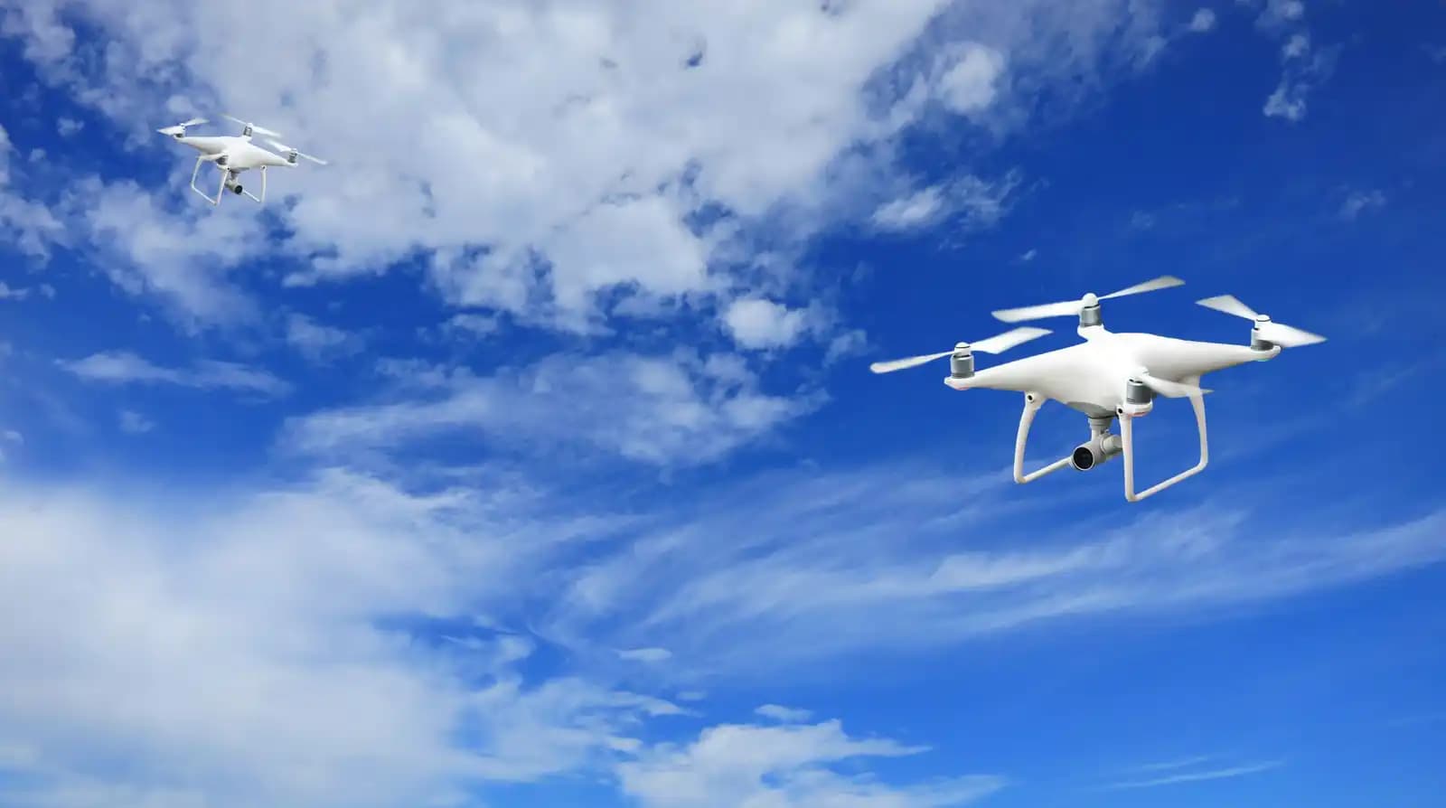 Seorang instruktur Remote Pilot Academy sedang memberikan pelatihan drone di lokasi tambang