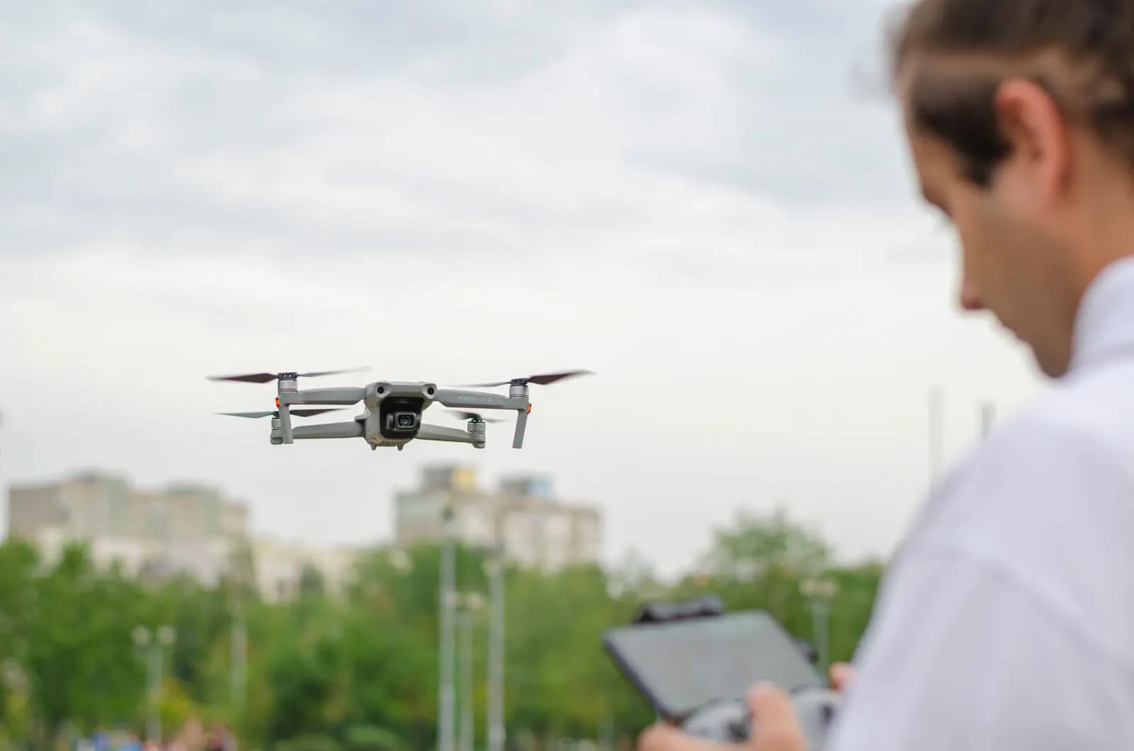 Seorang pilot drone sedang belajar materi penerbangan dengan buku dan tablet