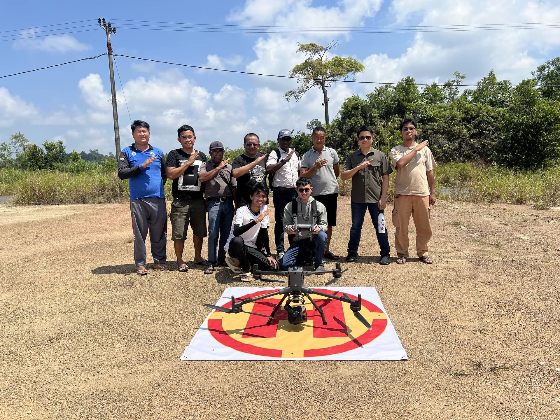 Peserta dan instruktur pelatihan drone Matrice 400 berfoto bersama di Dabo Singkep, Kepulauan Riau