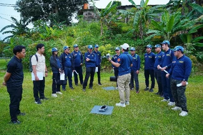 Instruktur memandu briefing praktik terbang di lapangan