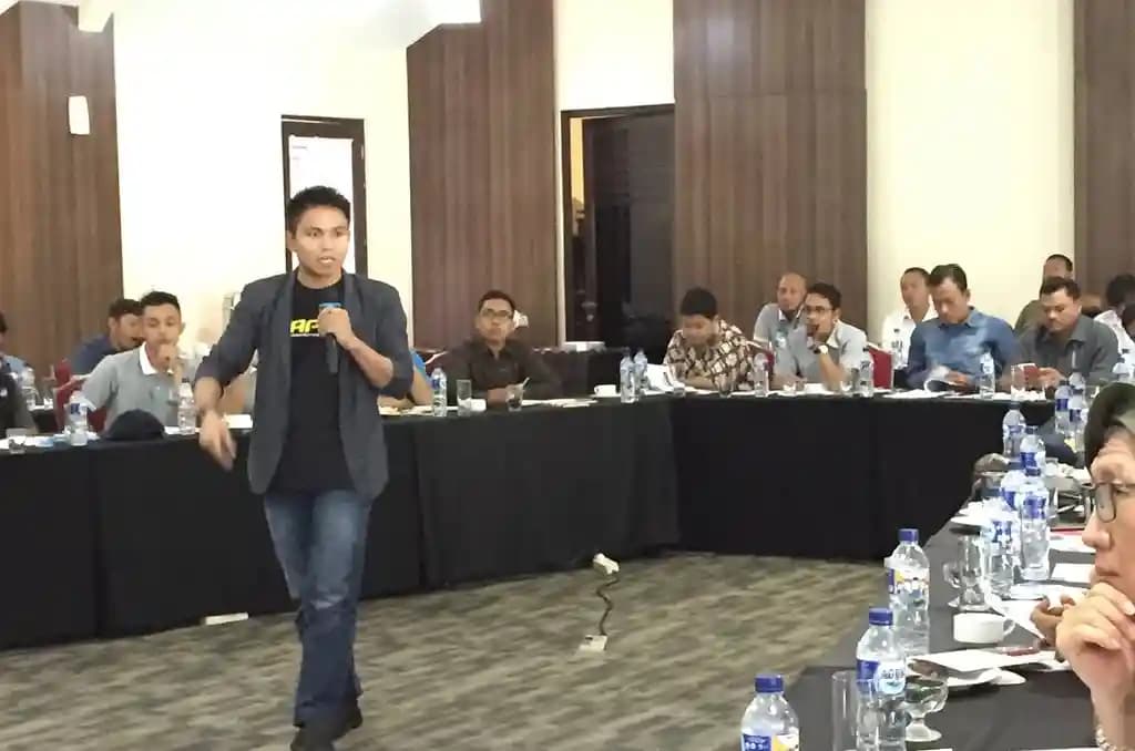 Instruktur Remote Pilot Academy memberikan materi kelas