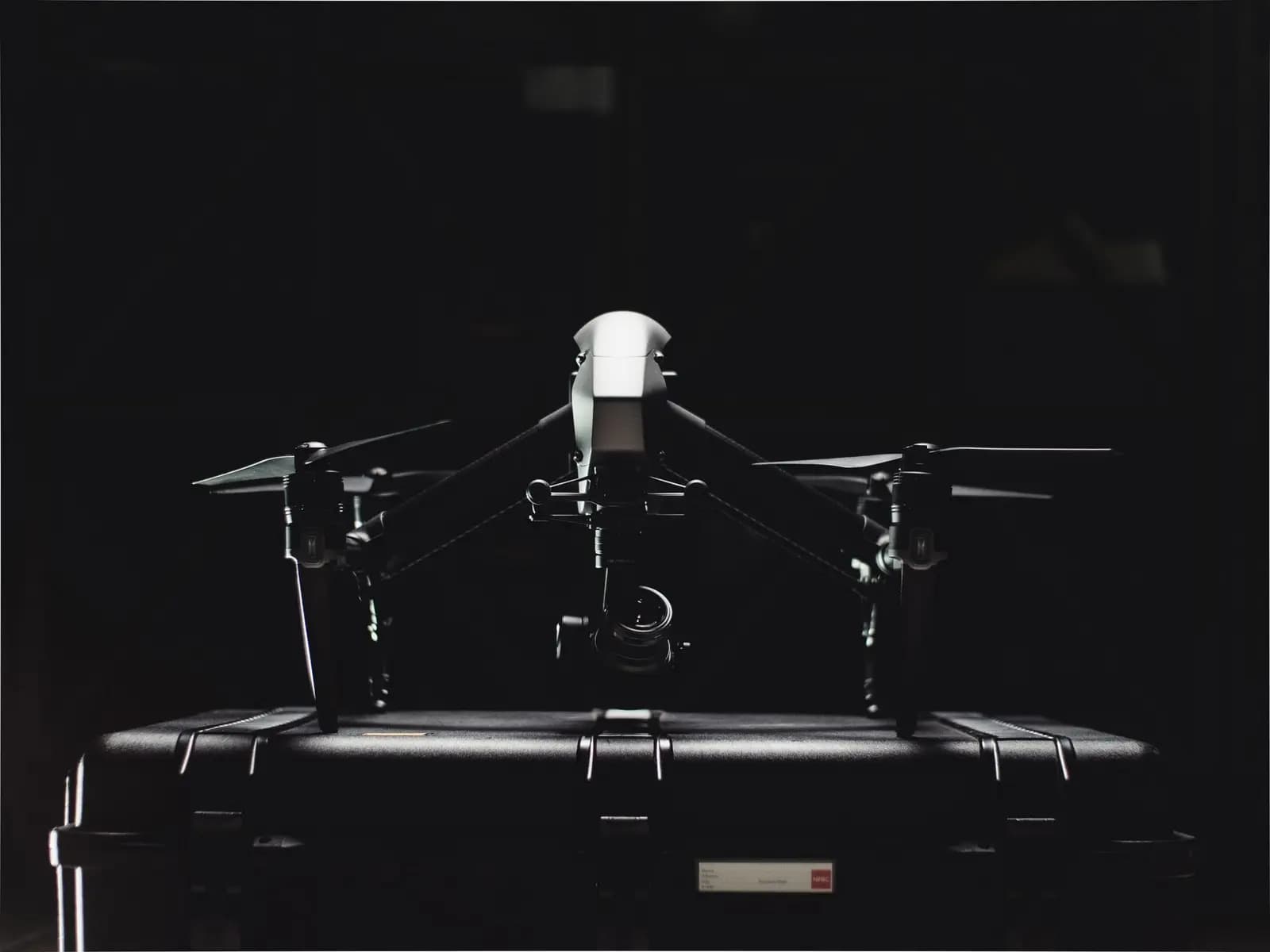 Pilot drone profesional menunjukkan sertifikat kepada klien di lokasi proyek