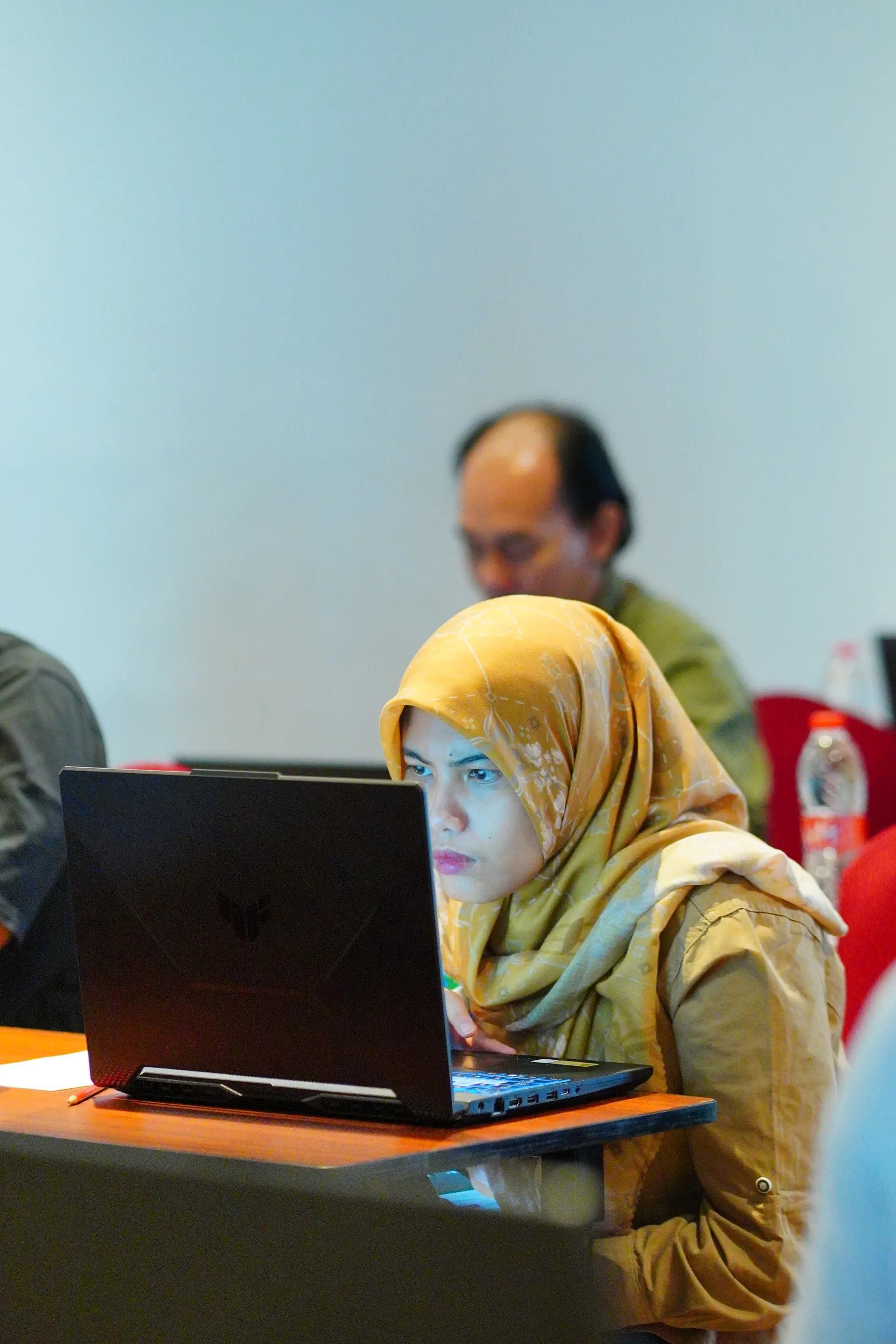 Peserta pelatihan menyimak materi sambil mencatat di laptop selama sesi kelas hari pertama