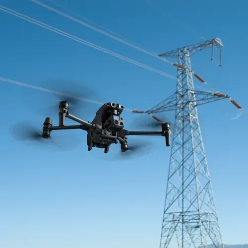 DJI Matrice 30T terbang mendekati menara transmisi listrik tegangan tinggi