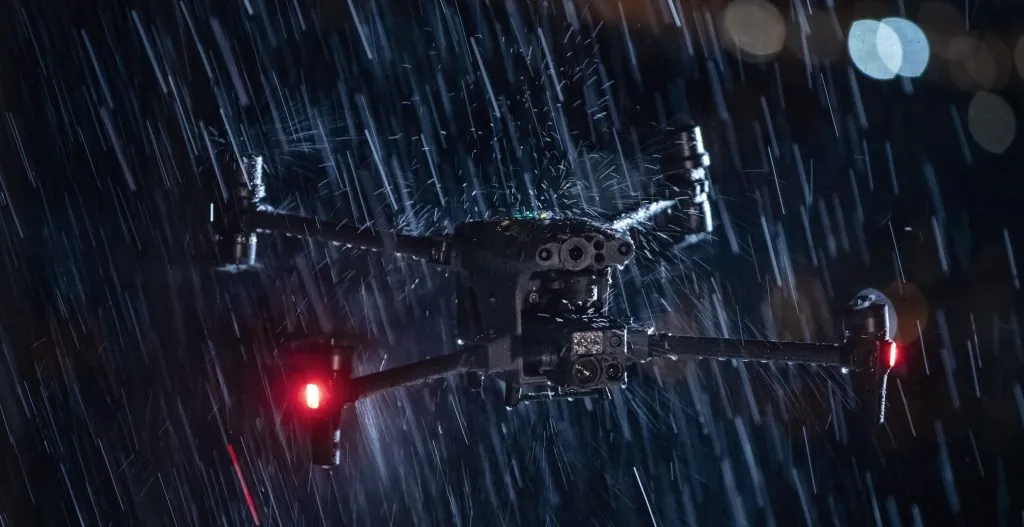 DJI Matrice 30T terbang menerobos hujan deras di malam hari