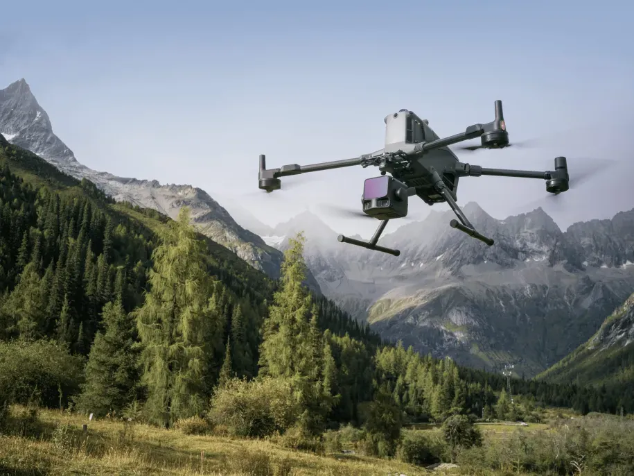 DJI Zenmuse L3 terpasang di drone Matrice 400 terbang di area pegunungan