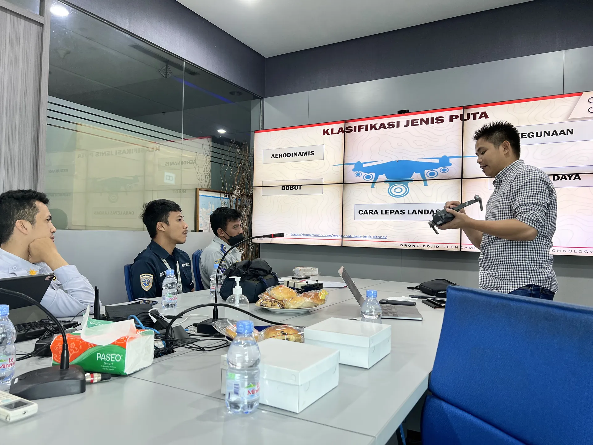 Peserta pelatihan remote pilot mengikuti sesi teori sebelum praktik terbang drone