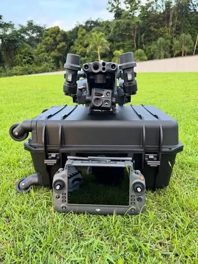DJI Matrice 30T bersama case dan remote controller di atas rumput