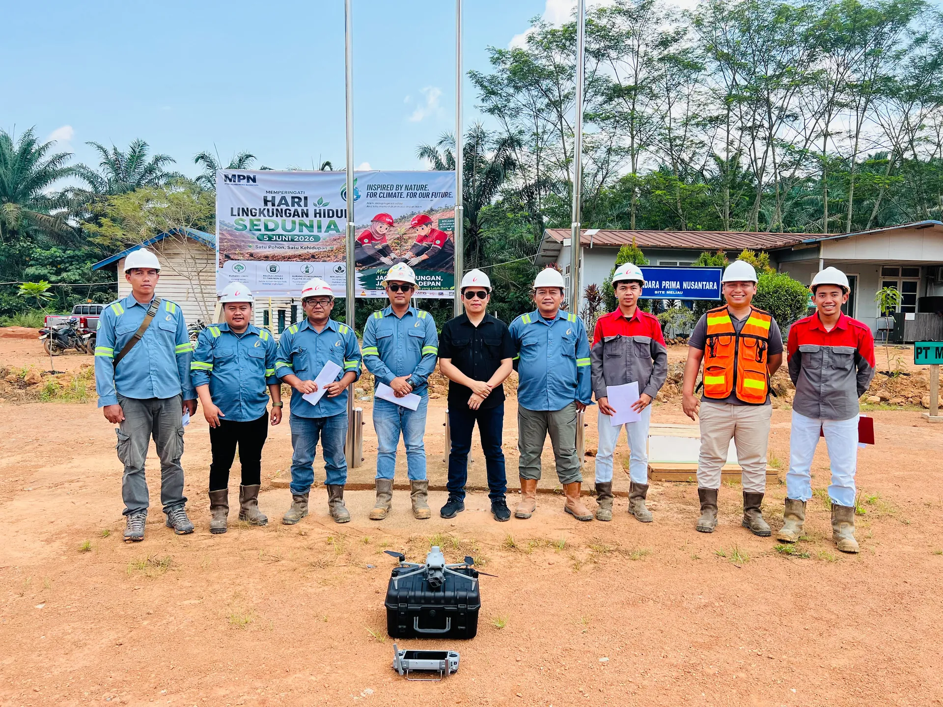 Peserta dan instruktur pelatihan pilot drone untuk pemetaan berfoto bersama di Site Meliau, Sanggau