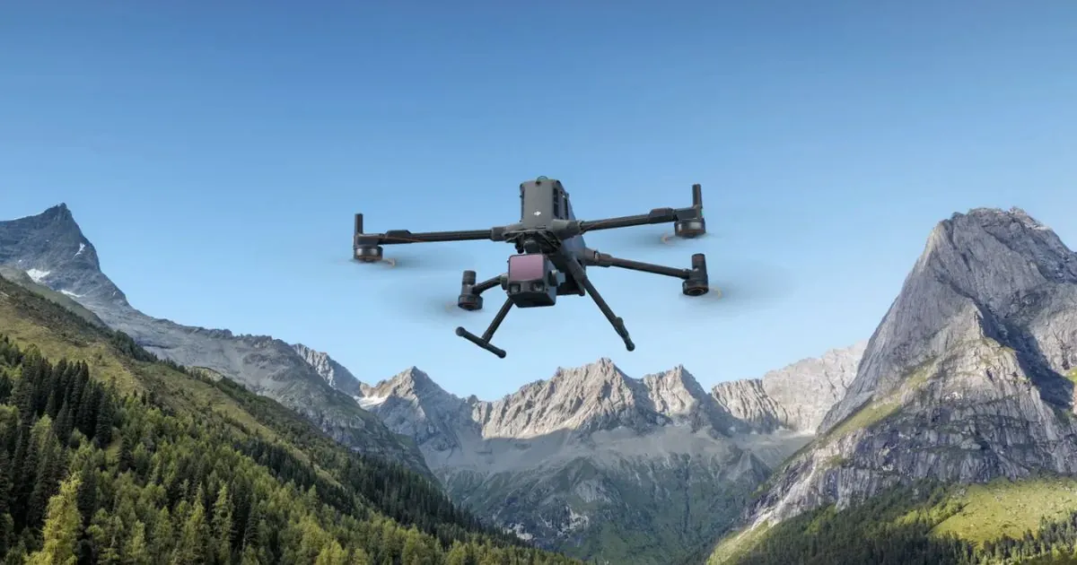 DJI Zenmuse L3 terbang dengan payload LiDAR terpasang di area pegunungan