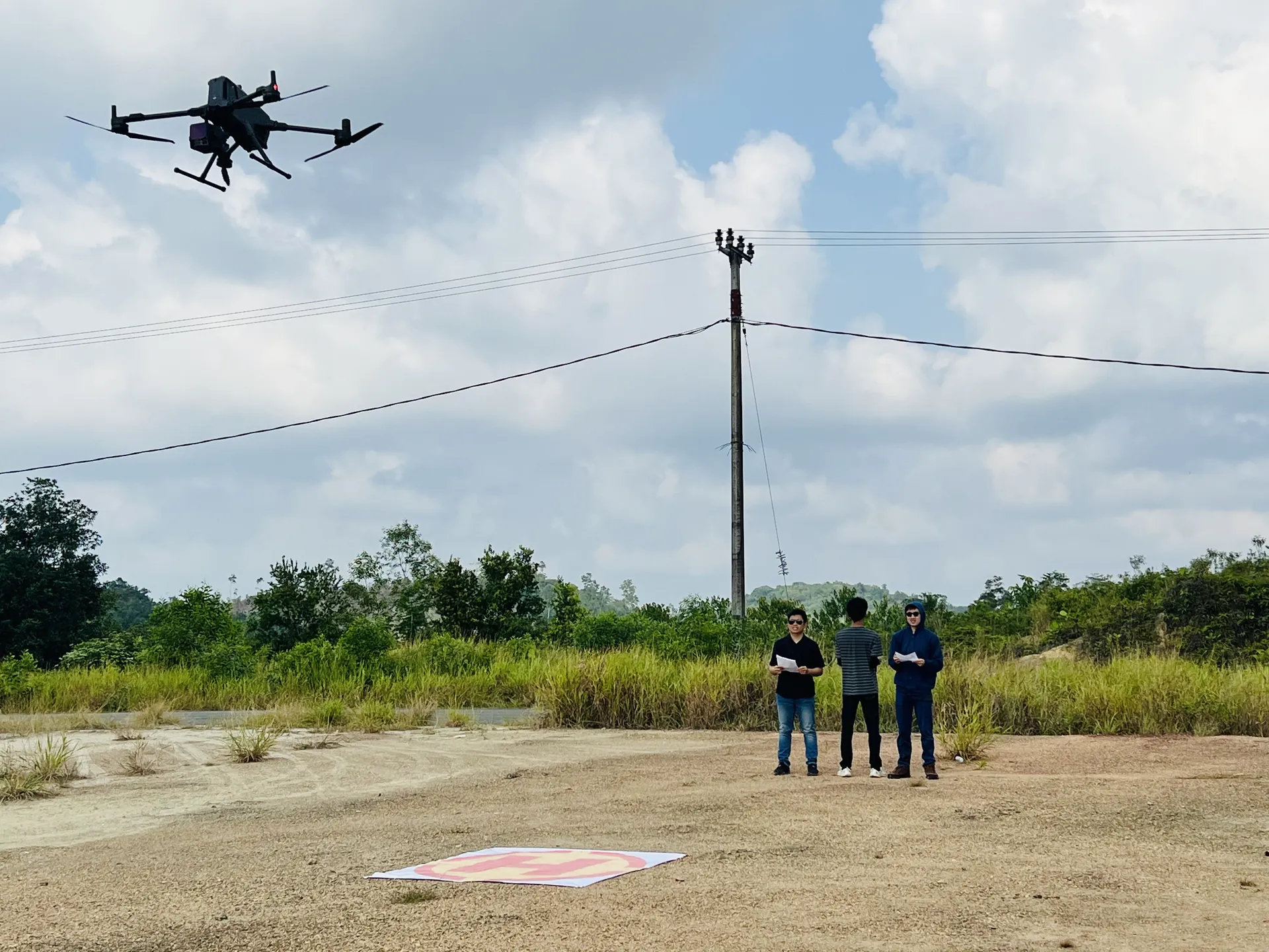 Drone Matrice 400 terbang saat sesi akuisisi data LiDAR di Dabo Singkep