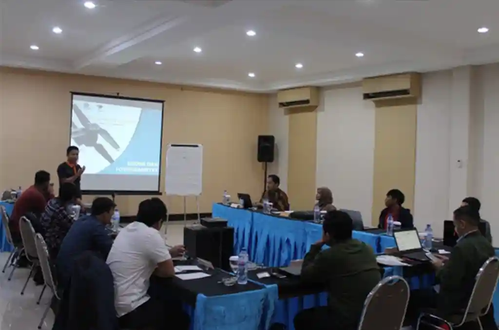 Instruktur menjelaskan materi pemetaan udara kepada peserta pelatihan di ruang kelas