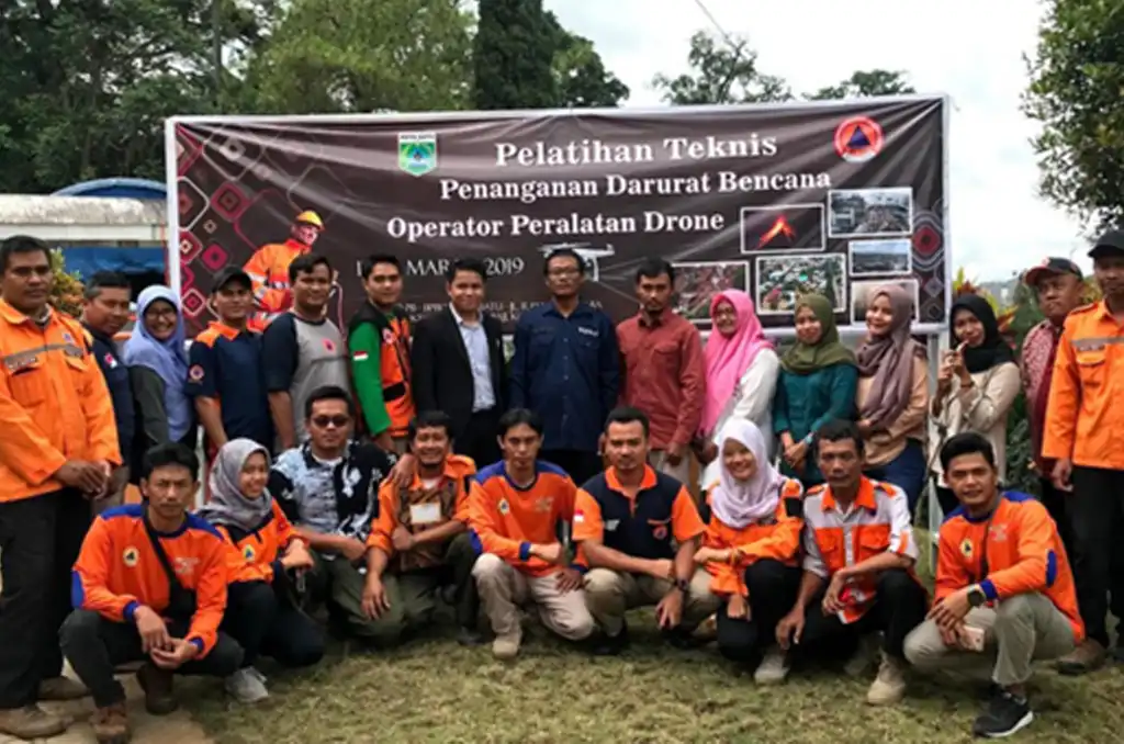 Instruktur menjelaskan praktik lapangan pemetaan drone untuk kebutuhan industri pertambangan
