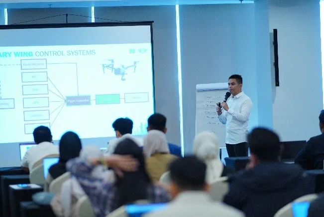 Instruktur menyampaikan materi pengenalan sistem kendali drone di kelas bimbingan teknis