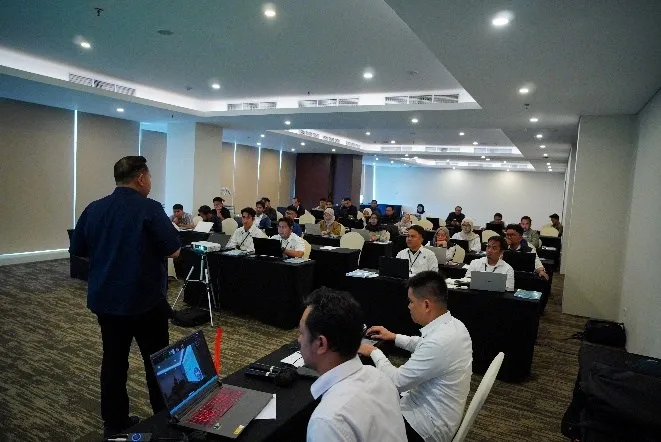 Instruktur menyampaikan materi regulasi penerbangan di depan peserta pelatihan yang memenuhi ruang kelas