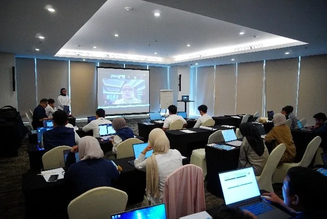 Instruktur menyampaikan materi teori penerbangan drone di kelas pelatihan resmi