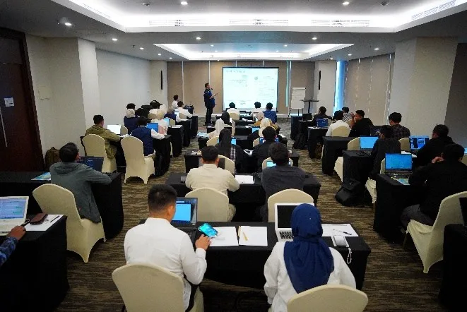 Peserta pelatihan penerbangan duduk berbaris mengikuti sesi kelas teori di ruang seminar