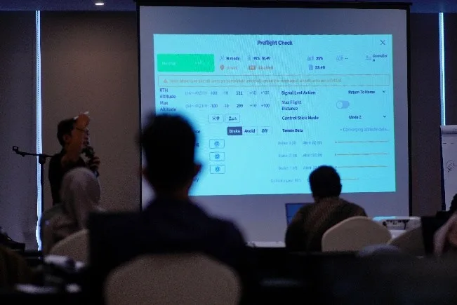 Layar preflight check pada aplikasi pengendali drone menampilkan status baterai dan mode penerbangan sebelum lepas landas