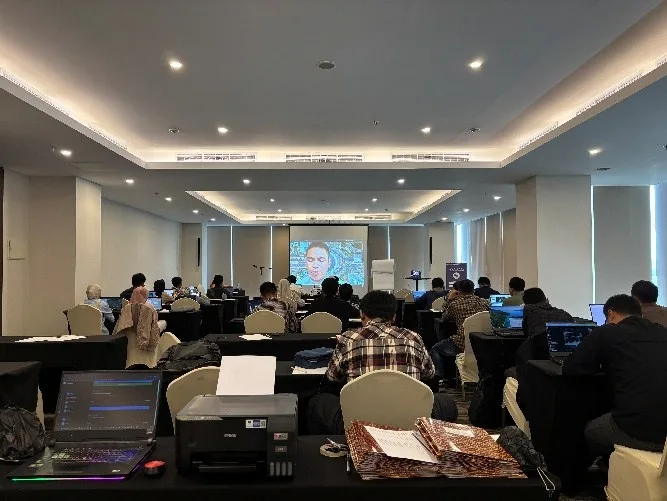 Peserta pelatihan mengikuti sesi kelas teori penerbangan drone lengkap dengan laptop dan modul cetak