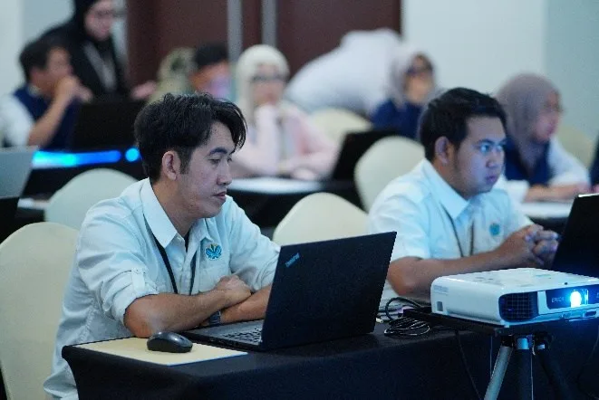 Peserta bimbingan teknis pemetaan udara mengikuti sesi kelas menggunakan laptop masing-masing