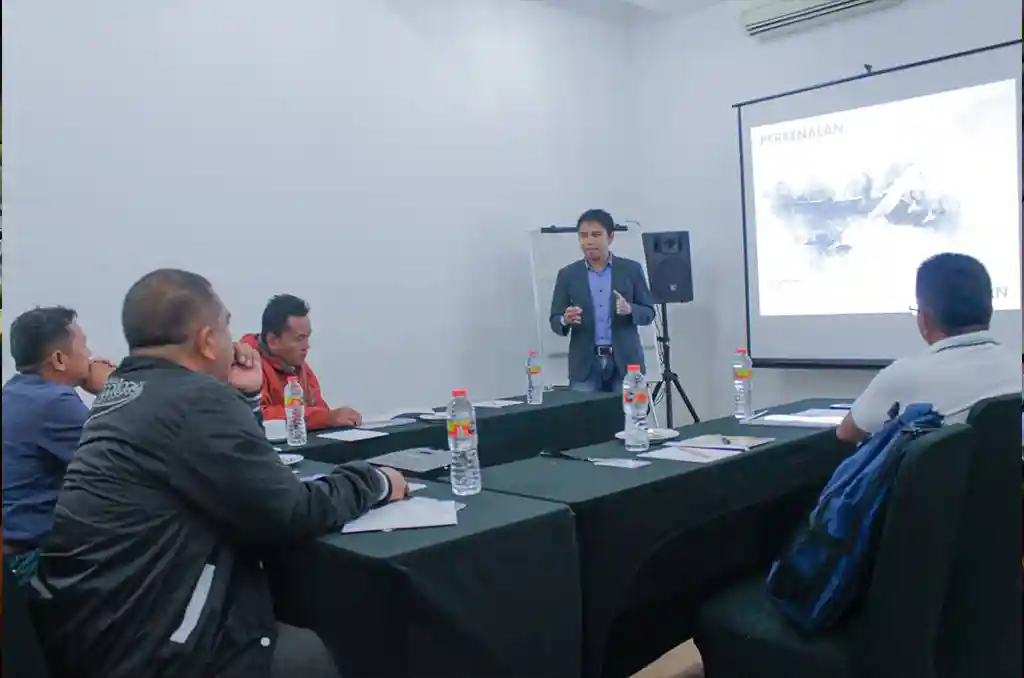Instruktur memberikan pengenalan materi ruang udara dengan slide peta kepada peserta pelatihan